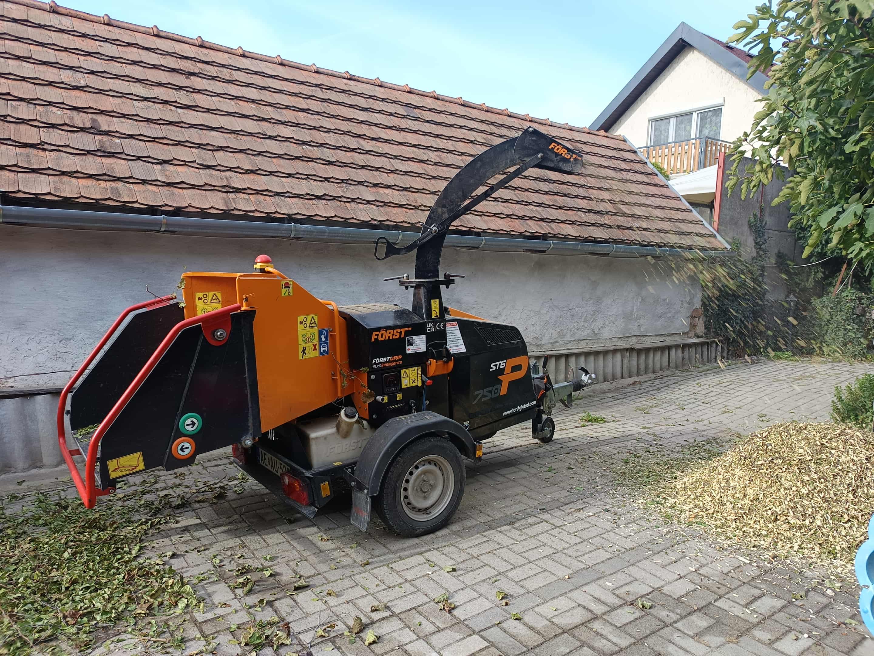 Kikészített gally az ágaprító gép mellett